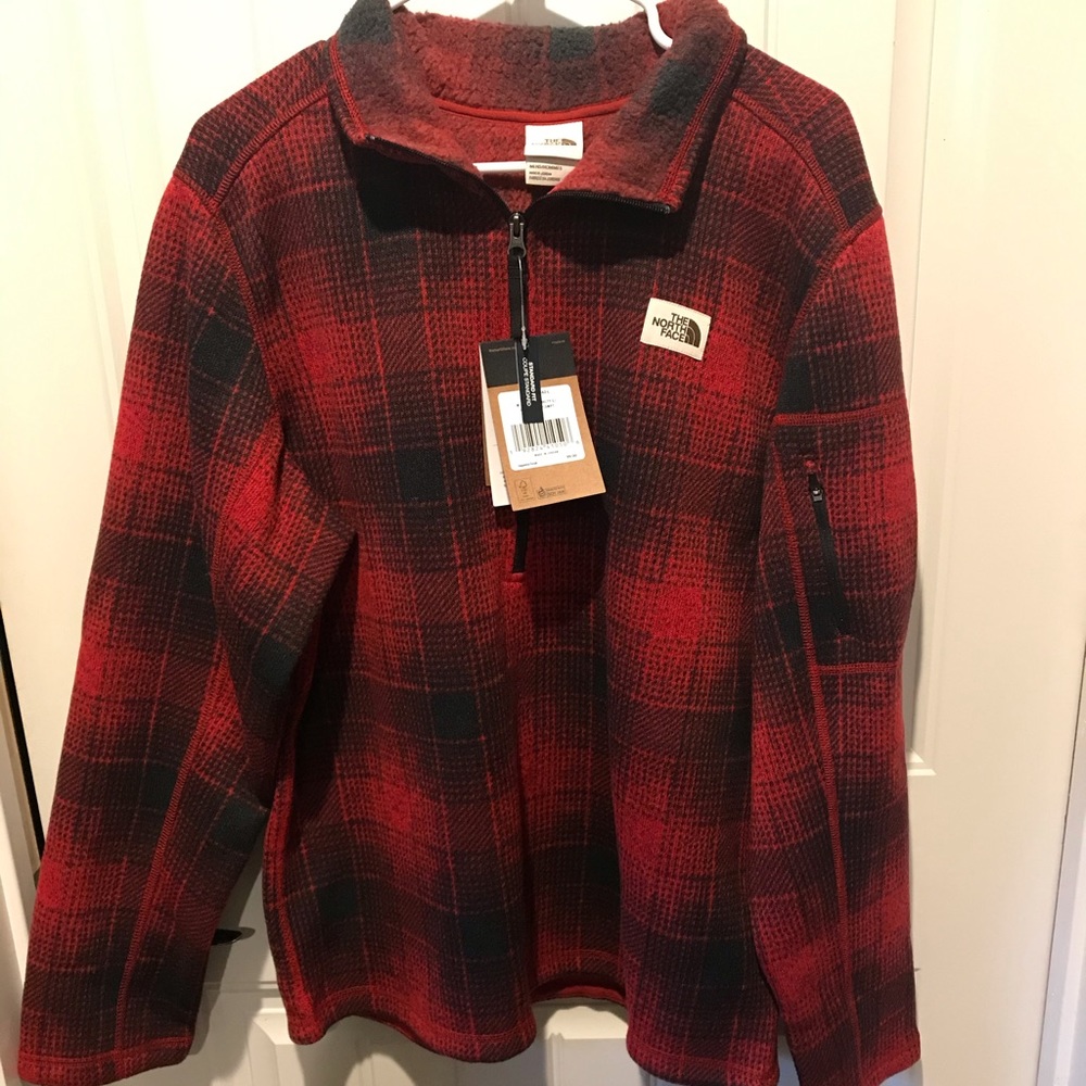 Men’s The Northface quarter zip pullover.